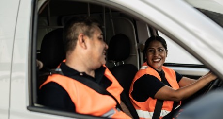 Dos dueños de un negocio conducen su van. | ¿El Seguro de Auto Comercial Cubre el Uso Personal? 