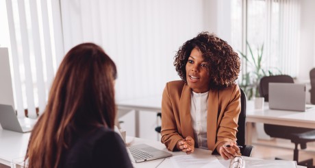 Un agente de seguros de auto explica la poliza | Los Beneficios de Trabajar con un Agente de Seguros