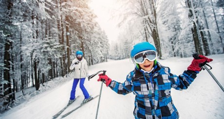 Un niño esquiando con su amigo