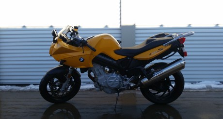 uno moto amarillo